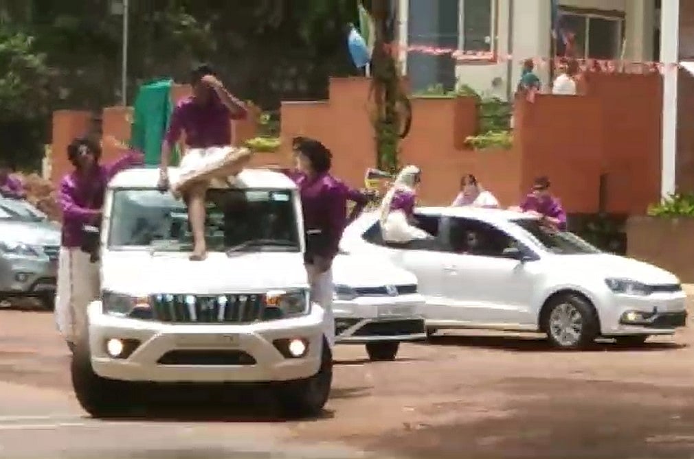 നടുറോഡില്‍ കാറിന് മുകളില്‍ നിന്ന് ഓണാഘോഷം; മൂന്ന് വിദ്യാര്‍ഥികളുടെ ലൈസന്‍സ് റദ്ദാക്കി; വീഡിയോ